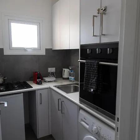Modern City Stay - Renovated Apartment Near Finikoudes Beach