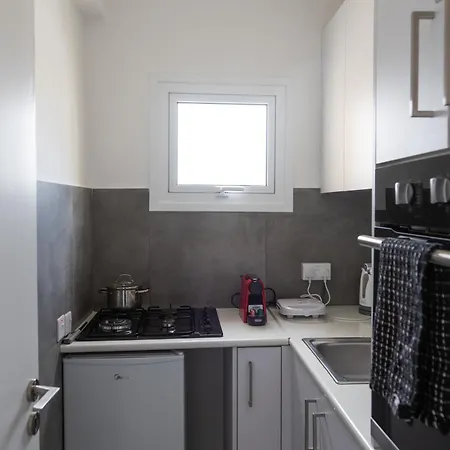 Modern - Renovated Near Finikoudes Apartment