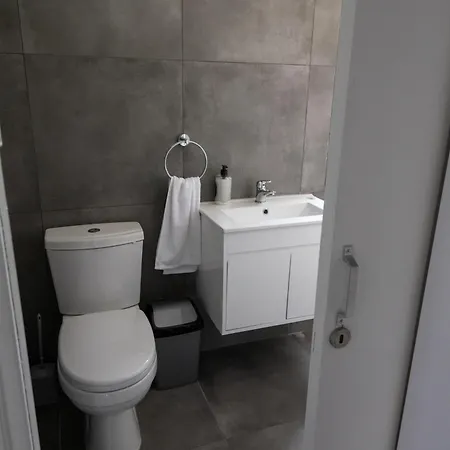 Modern - Renovated Near Finikoudes Apartment *