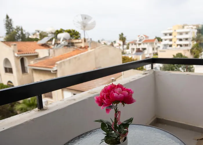 Nautica Luxe Apartment Larnaca